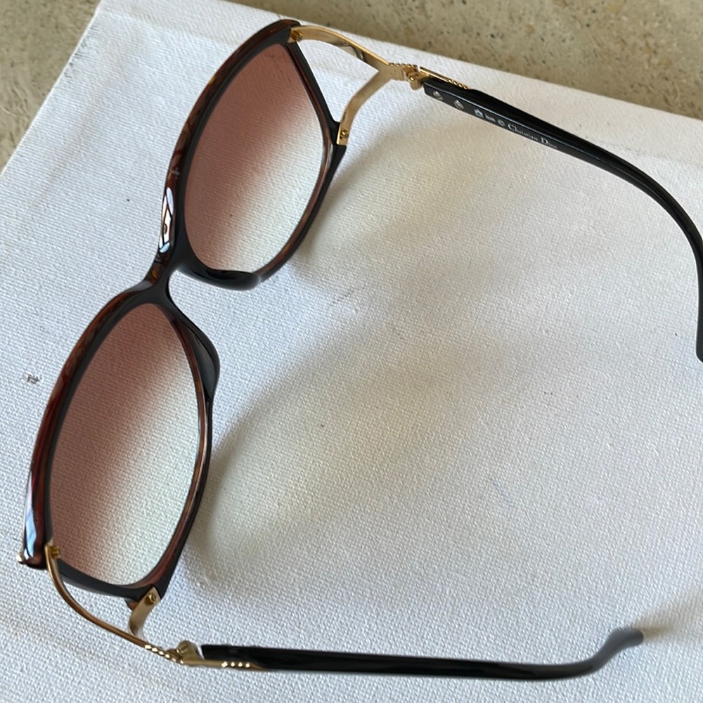 Authentic Large Frame Sunglasses Dior. - Picture 5 of 16